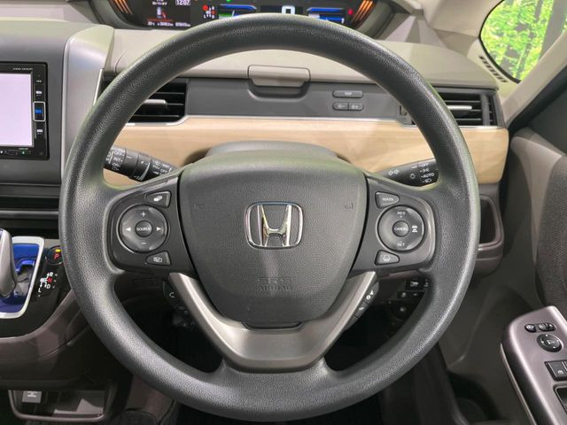 �C���e���A�ɍ��킹���f�U�C���̃X�e�A�����O�́A�^�]�������̂��Ƃ��l���A�^�]���₷���`��A�傫���ł��B�����x�A���ۂɐG���Ă��m���߂��������B