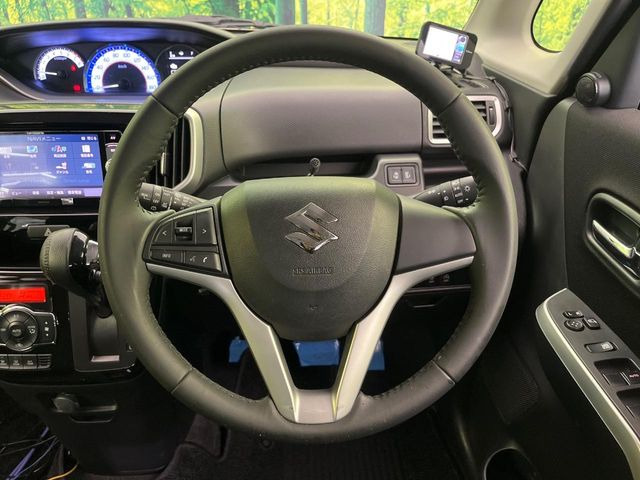 �C���e���A�ɍ��킹���f�U�C���̃X�e�A�����O�́A�^�]�������̂��Ƃ��l���A�^�]���₷���`��A�傫���ł��B�����x�A���ۂɐG���Ă��m���߂��������B
