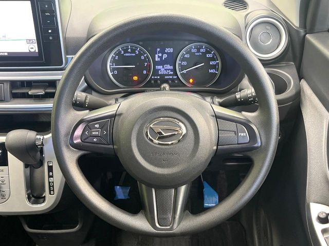 �C���e���A�ɍ��킹���f�U�C���̃X�e�A�����O�́A�^�]�������̂��Ƃ��l���A�^�]���₷���`��A�傫���ł��B�����x�A���ۂɐG���Ă��m���߂��������B