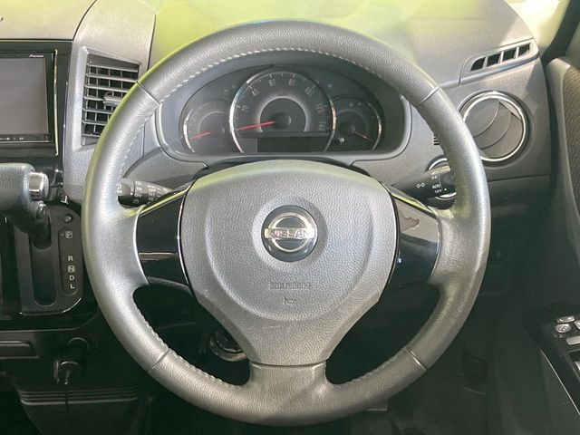 �C���e���A�ɍ��킹���f�U�C���̃X�e�A�����O�́A�^�]�������̂��Ƃ��l���A�^�]���₷���`��A�傫���ł��B�����x�A���ۂɐG���Ă��m���߂��������B