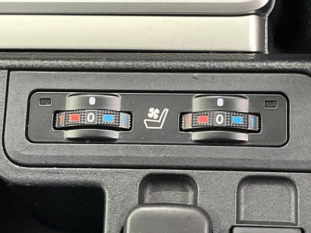 【シートヒーター&ベンチレーション】夏場は涼しい風でお尻や背中の熱やムレを防ぎ、冬はエアコンよりも早く温まってポカポカに!季節を問わず快適に過ごせます。