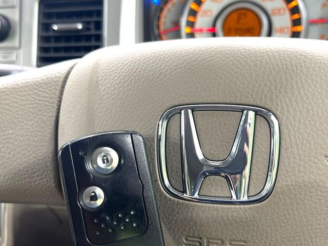�yHonda�X�}�[�g�L�[�z�J�o����|�P�b�g�ɓ��ꂽ�܂܂ł��h�A�̎{���E�������\�ȃX�}�[�g�L�[�𑕔��B�G���W���̃I���E�I�t�����J�M�����o���K�v����������Ƃ��Ă��֗��ł���