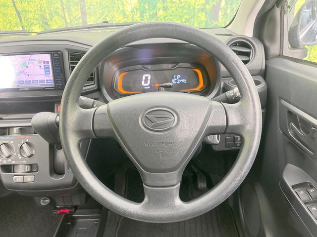 インテリアに合わせたデザインのステアリングは、運転される方のことも考え、運転しやすい形状、大きさです。是非一度、実際に触ってお確かめください。