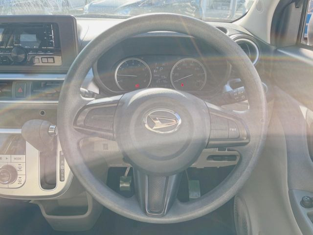 �C���e���A�ɍ��킹���f�U�C���̃X�e�A�����O�́A�^�]�������̂��Ƃ��l���A�^�]���₷���`��A�傫���ł��B�����x�A���ۂɐG���Ă��m���߂��������B