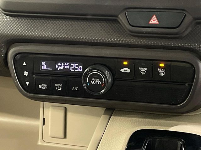 【オートエアコン】一度お好みの温度に設定すれば、車内の温度を検知し風量や温度を自動で調整。暑い&hellip;寒い&hellip;と何度もスイッチ操作をする必要はありません。快適な車内空間には必須の機能ですね♪
