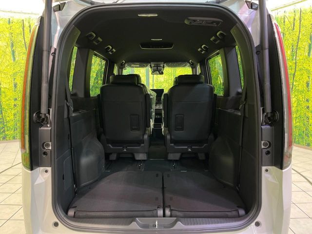 普段のお買い物や通勤、送迎等に十分な荷室スペースを確保しております。セカンドシートを倒すと、大きな荷物の積載も可能です♪