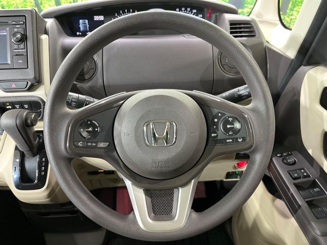 �C���e���A�ɍ��킹���f�U�C���̃X�e�A�����O�́A�^�]�������̂��Ƃ��l���A�^�]���₷���`��A�傫���ł��B�����x�A���ۂɐG���Ă��m���߂��������B