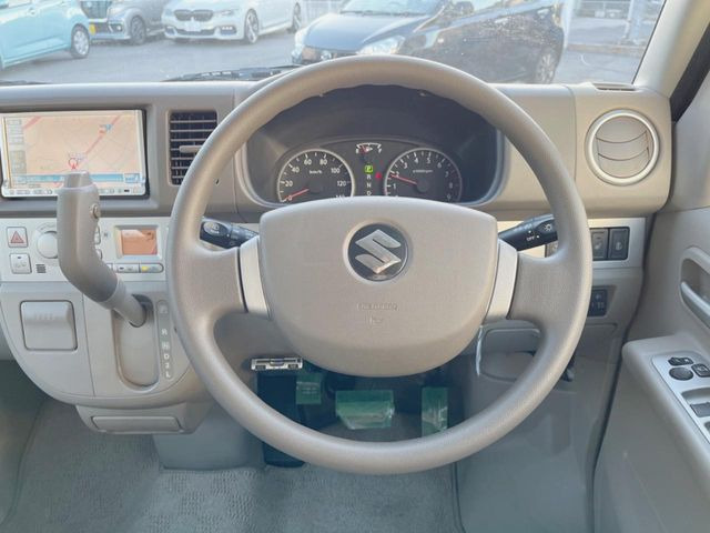 �C���e���A�ɍ��킹���f�U�C���̃X�e�A�����O�́A�^�]�������̂��Ƃ��l���A�^�]���₷���`��A�傫���ł��B�����x�A���ۂɐG���Ă��m���߂��������B