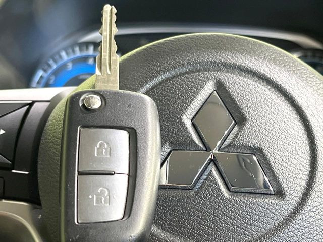 【キーレス】少し離れた場所からでもボタン一つでドアの開錠・施錠ができるのでとっても便利!ドアの鍵穴周りに傷をつけることもありません♪