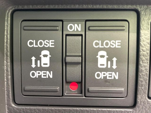【両側パワースライドドア】スマートキーや運転席のスイッチで後席両側スライドドアの開閉が可能♪電動だから力を入れてドアを開ける必要が無く、小さなお子様でも簡単に開け閉めでき快適です♪