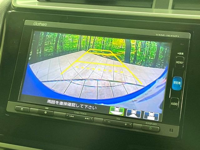 【バックカメラ】駐車時に後方がリアルタイム映像で確認できます。大型商業施設や立体駐車場での駐車時や、夜間のバック時に大活躍!運転スキルに関わらず、今や必須となった装備のひとつです!