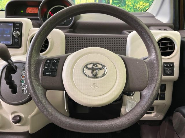 �C���e���A�ɍ��킹���f�U�C���̃X�e�A�����O�́A�^�]�������̂��Ƃ��l���A�^�]���₷���`��A�傫���ł��B�����x�A���ۂɐG���Ă��m���߂��������B