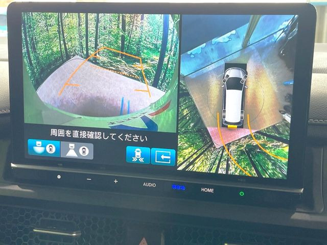 【マルチビューカメラシステム】専用のカメラにより、上から見下ろしたような視点で360度クルマの周囲を確認することができます☆死角部分も確認しやすく、狭い場所での切り返しや駐車もスムーズに行えます。