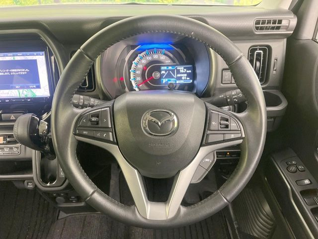 �C���e���A�ɍ��킹���f�U�C���̃X�e�A�����O�́A�^�]�������̂��Ƃ��l���A�^�]���₷���`��A�傫���ł��B�����x�A���ۂɐG���Ă��m���߂��������B