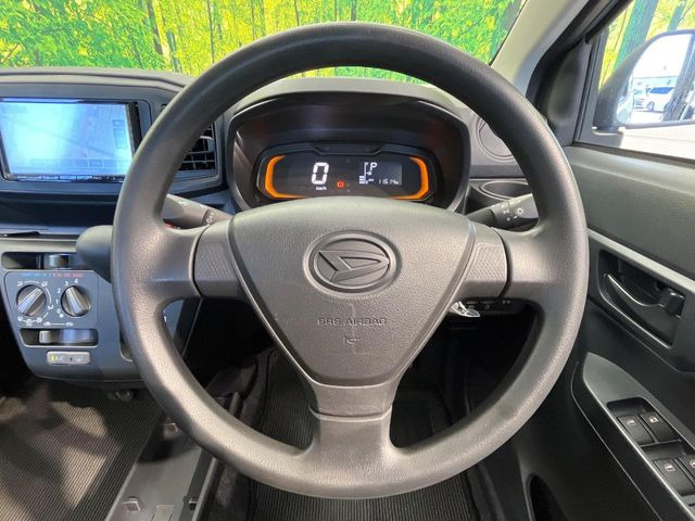�C���e���A�ɍ��킹���f�U�C���̃X�e�A�����O�́A�^�]�������̂��Ƃ��l���A�^�]���₷���`��A�傫���ł��B�����x�A���ۂɐG���Ă��m���߂��������B