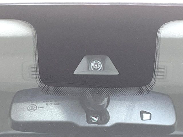 【三菱e-Assist】走行中に前方の車両等を認識し、衝突しそうな時は警報とブレーキで衝突回避と被害軽減をアシスト。より安全にドライブをお楽しみいただけます。