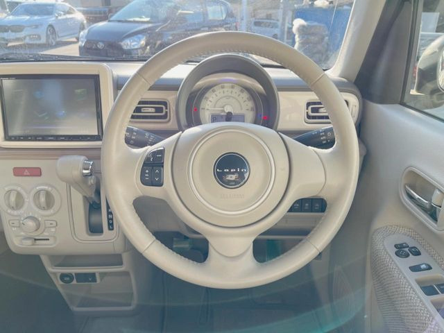 �C���e���A�ɍ��킹���f�U�C���̃X�e�A�����O�́A�^�]�������̂��Ƃ��l���A�^�]���₷���`��A�傫���ł��B�����x�A���ۂɐG���Ă��m���߂��������B