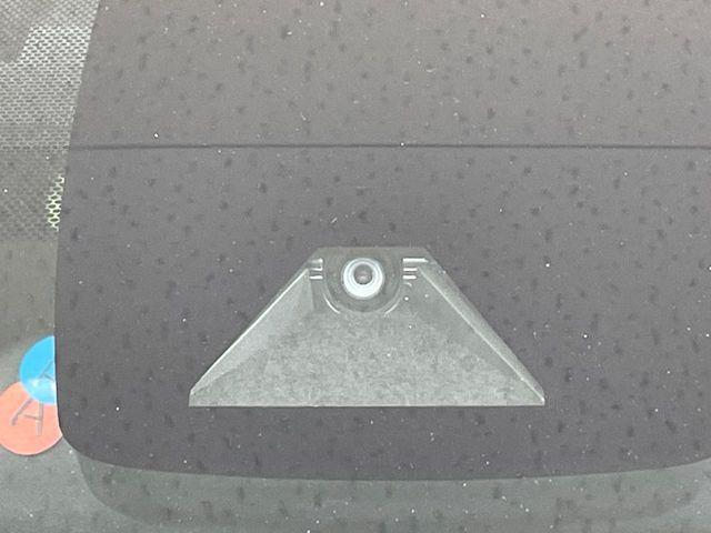 【トヨタセーフティセンス】走行中に前方の車両等を認識し、衝突しそうな時は警報とブレーキで衝突回避と被害軽減をアシスト。より安全にドライブをお楽しみいただけます。