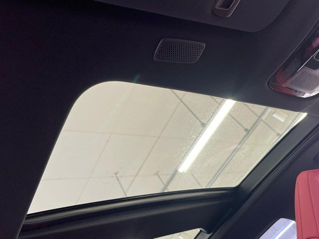 【サンルーフ】開放感たっぷりの希少装備、サンルーフが装着されています!車内に明かりを取り入れたり景色を楽しむ以外にも、車内の空気も簡単に換気できて快適です!