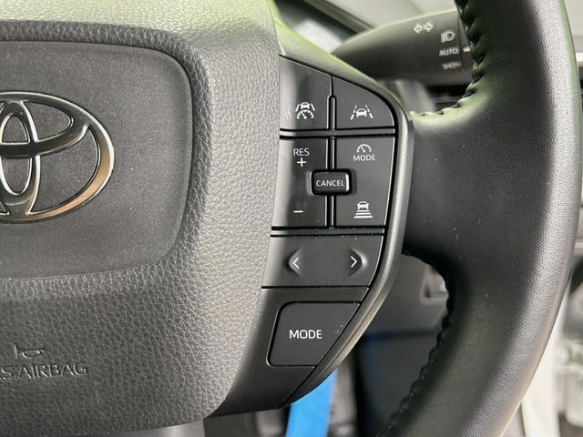 【レーダークルーズコントロール】高速道路での長距離走行が楽に!!自動で速度を保つクルーズコントロールが、衝突軽減システムと連携し、前方の車両を感知して車間を保つように速度調節してくれます!!