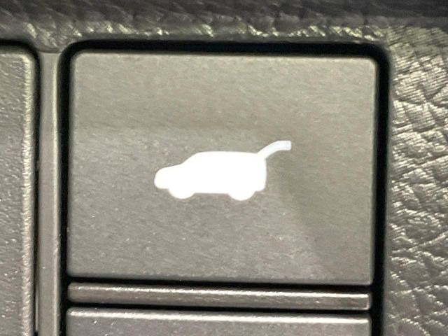 【パワーバックドア】スマートキーや運転席のボタンを押すだけでリアゲートが自動で開閉します!荷物を持っている時や、高い位置にあるバックドアを閉める際に便利な機能です♪