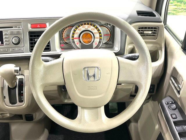 �C���e���A�ɍ��킹���f�U�C���̃X�e�A�����O�́A�^�]�������̂��Ƃ��l���A�^�]���₷���`��A�傫���ł��B�����x�A���ۂɐG���Ă��m���߂��������B