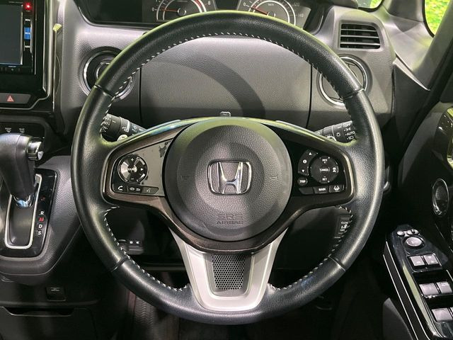 【純正革巻きステアリング】上質な革を使用することで、手にしっかり馴染みとても運転しやすいハンドルです♪
