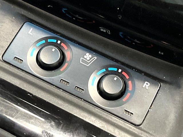 【シートヒーター&ベンチレーション】夏場は涼しい風でお尻や背中の熱やムレを防ぎ、冬はエアコンよりも早く温まってポカポカに!季節を問わず快適に過ごせます。