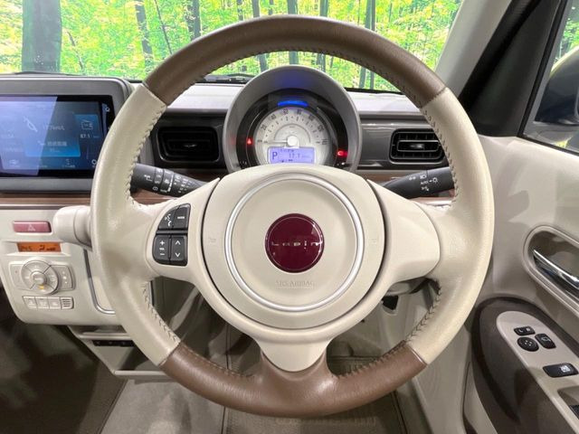 �C���e���A�ɍ��킹���f�U�C���̃X�e�A�����O�́A�^�]�������̂��Ƃ��l���A�^�]���₷���`��A�傫���ł��B�����x�A���ۂɐG���Ă��m���߂��������B
