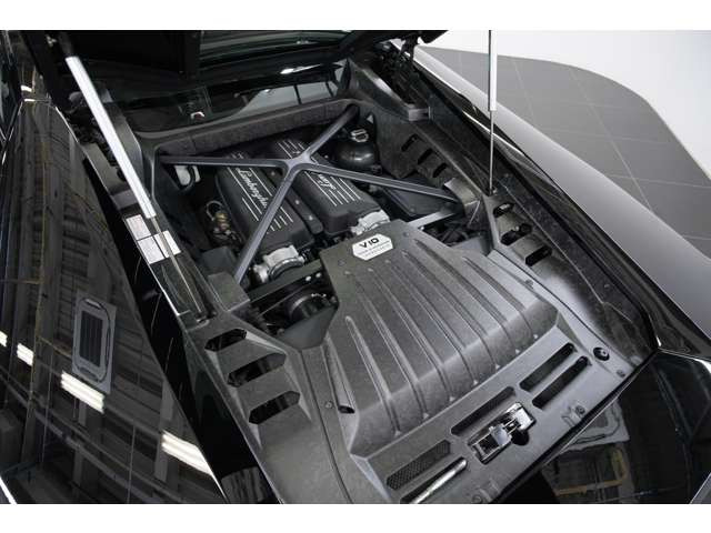 V10の咆哮やクリアボンネット越しのエンジン、ネロノティクスの深い艶は、ぜひ実車でご体感ください。ロペライオ練馬スタッフ一同、ご来店を心よりお待ちしております。
