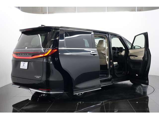 �I�v�V�����̃��f���X�^ �A�h�o���X�g���O�W���A���[�p�b�P�[�W�𑕒��B�t�����g�X�|�C���[�A�T�C�h�X�J�[�g�A���A�X�J�[�g�̐�p�G�A���p�[�c�ɂ��A�W���d�l�Ƃ͂ЂƖ��Ⴄ�A��葶�݊��̂���G�N�X�e���A������