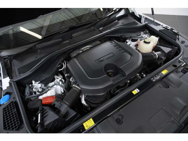 3.0L����6�C���f�B�[�[���^�[�{�Ƀ}�C���h�n�C�u���b�h��g�ݍ��킹��D350�B350PS/700Nm�𔭊����A���]����N���o��L���ȃg���N�ő啿�ȃ{�f�B���y�₩�ɑ��点�܂��B
