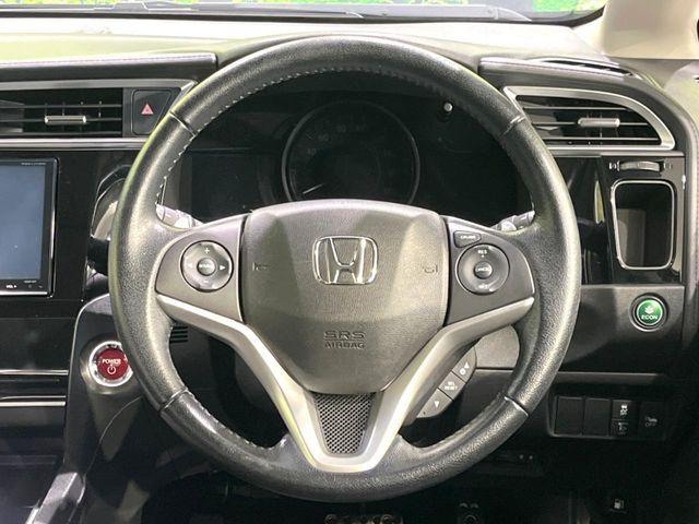 �C���e���A�ɍ��킹���f�U�C���̃X�e�A�����O�́A�^�]�������̂��Ƃ��l���A�^�]���₷���`��A�傫���ł��B�����x�A���ۂɐG���Ă��m���߂��������B