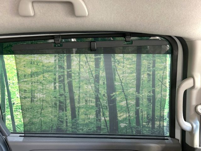 【ロールシェード】日差しや車外からの光が眩しいときにサッと引き出して使える、ロール格納タイプのサンシェードを装備。後席に乗ったお子様がウトウトしだした時など、ぜひご活用ください♪
