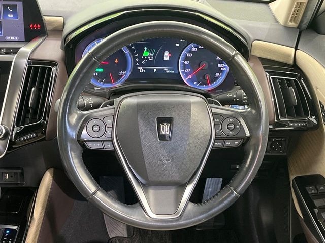 �C���e���A�ɍ��킹���f�U�C���̃X�e�A�����O�́A�^�]�������̂��Ƃ��l���A�^�]���₷���`��A�傫���ł��B�����x�A���ۂɐG���Ă��m���߂��������B