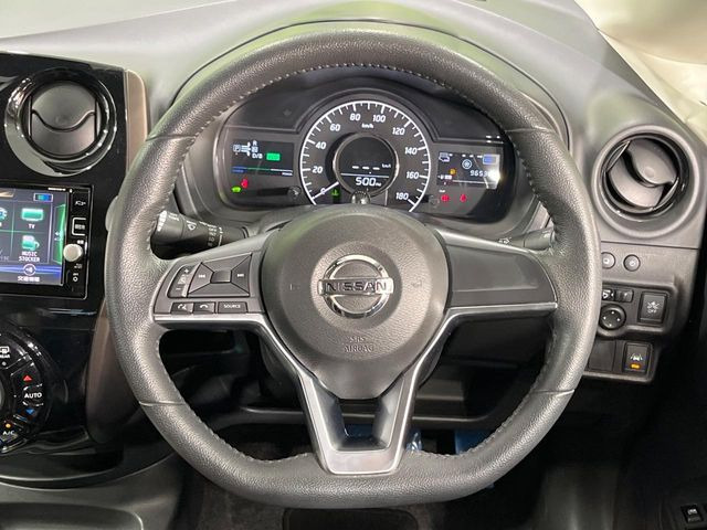 �C���e���A�ɍ��킹���f�U�C���̃X�e�A�����O�́A�^�]�������̂��Ƃ��l���A�^�]���₷���`��A�傫���ł��B�����x�A���ۂɐG���Ă��m���߂��������B