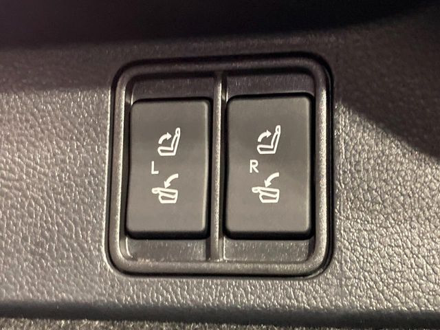 【電動格納シート】リアシートはスイッチ一つでラクラク収納!荷物が多い時など座席を収納スペースに変更する際も、力は必要ありません!お子様でも簡単に操作していただけます!