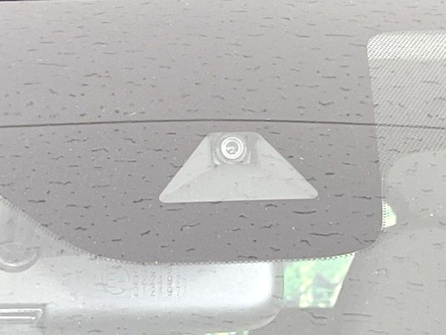 【三菱e-Assist】走行中に前方の車両等を認識し、衝突しそうな時は警報とブレーキで衝突回避と被害軽減をアシスト。より安全にドライブをお楽しみいただけます。