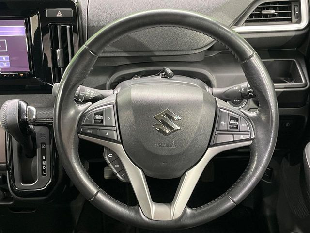 �C���e���A�ɍ��킹���f�U�C���̃X�e�A�����O�́A�^�]�������̂��Ƃ��l���A�^�]���₷���`��A�傫���ł��B�����x�A���ۂɐG���Ă��m���߂��������B