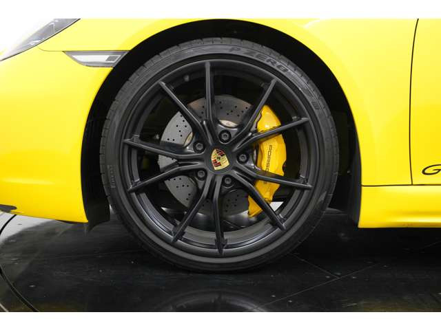 20�C���`�J����S�V���N�O���X�u���b�N�z�C�[������������Ă���܂��BPCCB�̃C�G���[�J���[�����܂��Ĉ������܂��Ă���܂��B
