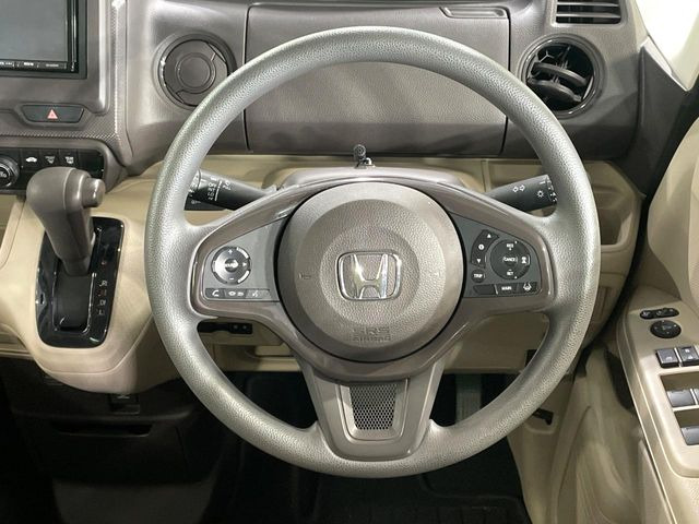 インテリアに合わせたデザインのステアリングは、運転される方のことも考え、運転しやすい形状、大きさです。是非一度、実際に触ってお確かめください。