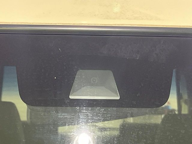 【ホンダセンシング】走行中に前方の車両等を認識し、衝突しそうな時は警報とブレーキで衝突回避と被害軽減をアシスト。より安全にドライブをお楽しみいただけます。
