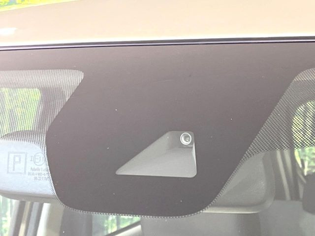 【三菱e-Assist】走行中に前方の車両等を認識し、衝突しそうな時は警報とブレーキで衝突回避と被害軽減をアシスト。より安全にドライブをお楽しみいただけます。