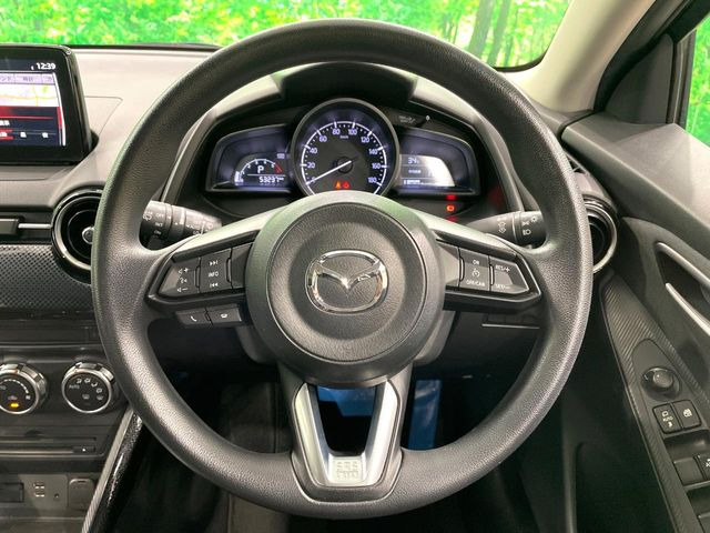 �C���e���A�ɍ��킹���f�U�C���̃X�e�A�����O�́A�^�]�������̂��Ƃ��l���A�^�]���₷���`��A�傫���ł��B�����x�A���ۂɐG���Ă��m���߂��������B