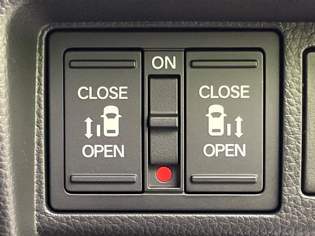 【両側パワースライドドア】スマートキーや運転席のスイッチで後席両側スライドドアの開閉が可能♪電動だから力を入れてドアを開ける必要が無く、小さなお子様でも簡単に開け閉めでき快適です♪