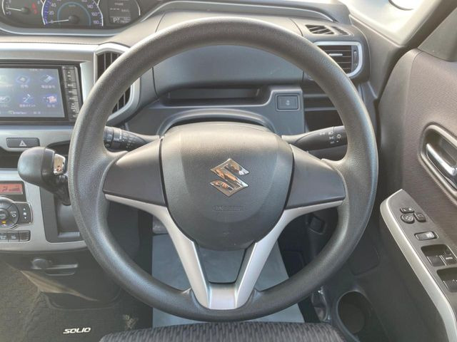 �C���e���A�ɍ��킹���f�U�C���̃X�e�A�����O�́A�^�]�������̂��Ƃ��l���A�^�]���₷���`��A�傫���ł��B�����x�A���ۂɐG���Ă��m���߂��������B