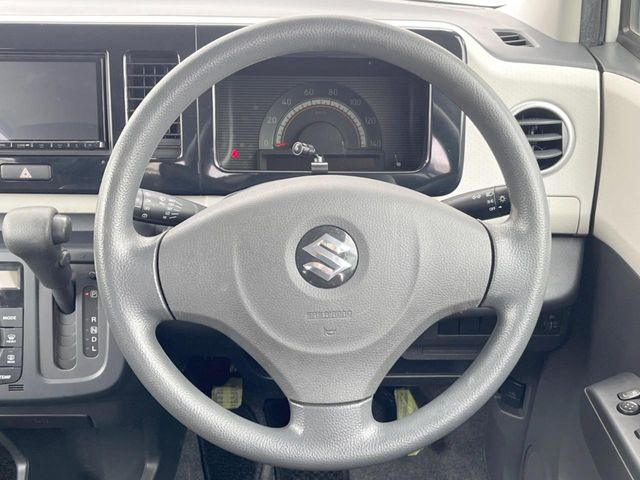 �C���e���A�ɍ��킹���f�U�C���̃X�e�A�����O�́A�^�]�������̂��Ƃ��l���A�^�]���₷���`��A�傫���ł��B�����x�A���ۂɐG���Ă��m���߂��������B