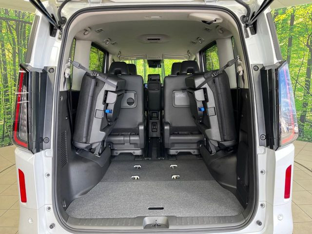 後席を格納すると、これだけの広さが!シーンに合わせたシートアレンジで、大きな荷物も積むことが出来ます♪