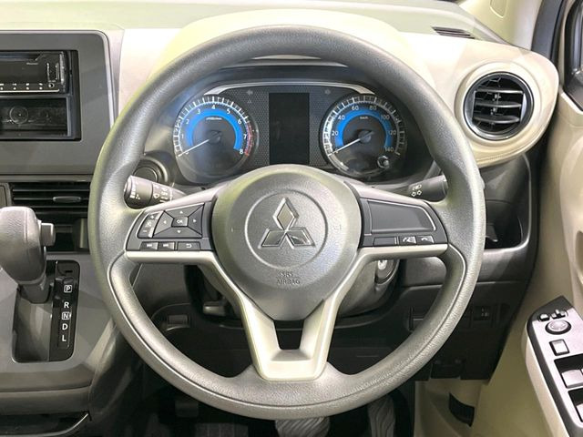 インテリアに合わせたデザインのステアリングは、運転される方のことも考え、運転しやすい形状、大きさです。是非一度、実際に触ってお確かめください。