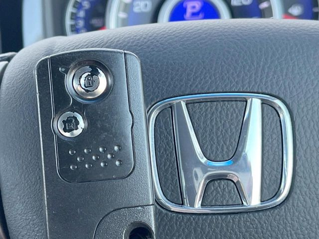 �yHonda�X�}�[�g�L�[�z�J�o����|�P�b�g�ɓ��ꂽ�܂܂ł��h�A�̎{���E�������\�ȃX�}�[�g�L�[�𑕔��B�G���W���̃I���E�I�t�����J�M�����o���K�v����������Ƃ��Ă��֗��ł���